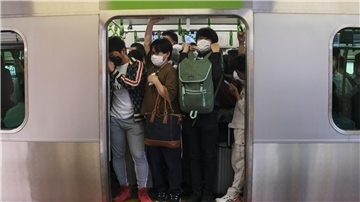Pendler drängen sich in Tokio in einen Waggon (Symbolbild).