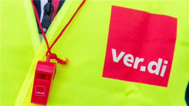 Pendler und Schulkinder müssen in Schleswig-Holstein mit Ausfällen im Busverkehr rechnen. Beschäftigte des OVN beginnen ihren eintägigen Warnstreik. (Archivbild)
