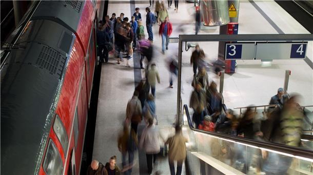 23,8 Millionen pendelten für die Arbeit in andere Städte Pendler verlassen im Berliner Bahnhof Potsdamer Platz eine Regionalbahn.