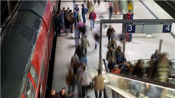 Pendler verlassen im Berliner Bahnhof Potsdamer Platz eine Regionalbahn.