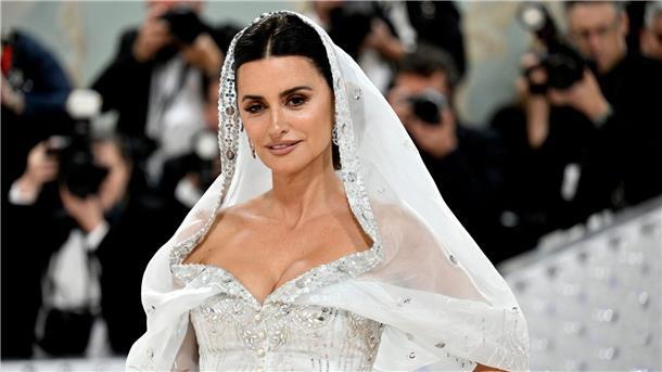 „Ikone“: Stars gedenken Karl Lagerfeld beim „Met Ball“ Penelope Cruz bei der Eröffnung der Ausstellung „Karl Lagerfeld: A Line of Beauty“ im New Yorker Metropolitan Museum of Art.