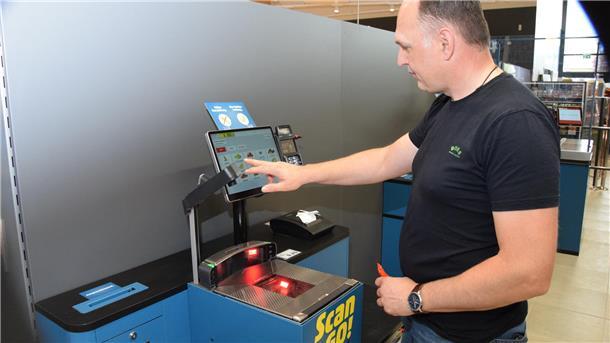 Vor der Eröffnung: So sieht der neue Penny-Markt in Selsingen aus Penny-Bezirksleiter Daniel Springborn zeigen einen der beiden Scan-Automaten, an denen Kunden kleinere Einkäufe selbst scannen und bezahlen können.