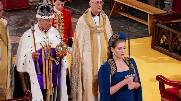 Penny Mordaunt als Schwertträgerin bei der Krönung von Charles III.