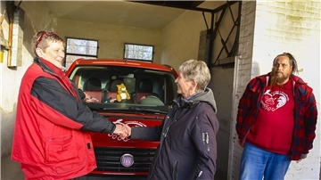 Per Handschlag besiegeln Tiertafel-Gründerin Christine Boll und Werke-Vertreterin Birgit Schöner-Funck die Anmietung der ehemaligen Garage.