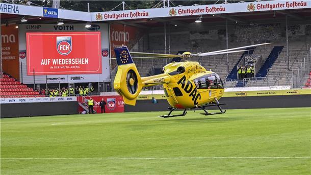 Per Hubschrauber wurde der verletzte Fan aus dem Stadion gebracht.