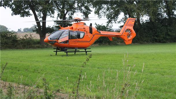 Feuerwehr befreit 55-Jährigen aus Unfallwrack Per Rettungshubschrauber wurde der Verletzte ins Krankenhaus geflogen.