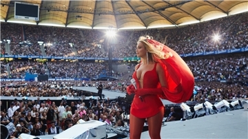 Perfekt inszenierte Show: Sängerin Beyoncé vor ihren Fans im Hamburger Volksparkstation.