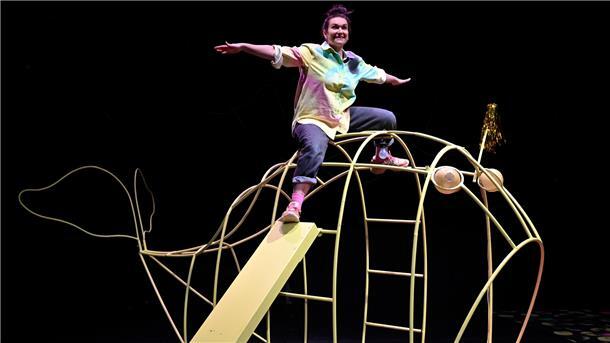 Mezzosopranistin Boshana Milkov und Percussionist Olaf Tzschoppe (nicht im Bild) gelingt in der Kinderoper "Gold" im Jungen Theater Bremerhaven (JUB) eine zauberhaft leichte, poetische, sehr virtuose und fürs kindliche und erwachsene Publikum spannende moderne Version des Grimmschen Märchens vom "Fischer un sin Fru".
