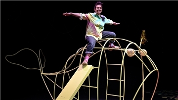 Mezzosopranistin Boshana Milkov und Percussionist Olaf Tzschoppe (nicht im Bild) gelingt in der Kinderoper "Gold" im Jungen Theater Bremerhaven (JUB) eine zauberhaft leichte, poetische, sehr virtuose und fürs kindliche und erwachsene Publikum spannende moderne Version des Grimmschen Märchens vom "Fischer un sin Fru".