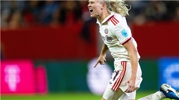 Pernille Harder jubelt nach ihrem Tor zum 3:2 über Arsenal London.