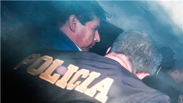 Perus gestürzter Präsident Pedro Castillo wird auf das Polizeirevier in Lima eskortiert.