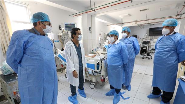 Perus Gesundheitsminister César Vásquez (M) besucht das Nationale Institut für Neurologische Wissenschaften in Lima, in dem derzeit zwei Patienten mit Guillain-Barré-Syndrom behandelt werden.