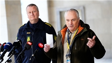 PET-Einsatzleiter Flemming Drejer (r) und Peter Dahl, Leiter der Notfalldienste der Kopenhagener Polizei, informieren die Presse über das Geschehen.