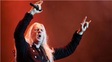 Peter „Biff“ Byford steht mit seiner Band Saxon in Wacken auf der Bühne.