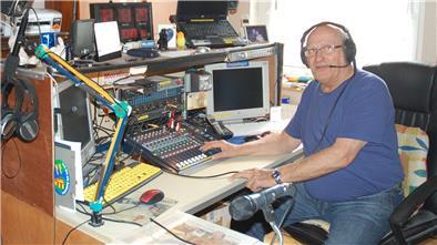 Ein Mann in einem Studio.