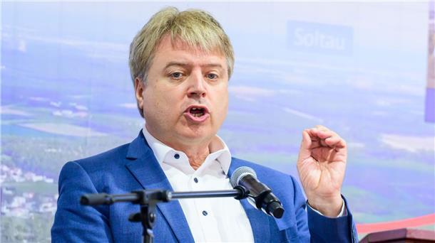 Gipfel fordert Stopp der Bahn-Neubaupläne Hamburg-Hannover Peter Dörsam (Bündnis 90/Die Grünen), Sprecher des Projektbeirats Alpha-E und Bürgermeister der Samtgemeinde Tostedt, spricht beim „Heidegipfel“ zu dem die Bürgerinitiativen Pro-Alpha-E und der Projektbeirat Alpha-E eingeladen haben. Beim „Heidegipfel“ geht es um verschiedene Perspektiven zum Aus- oder Neubau der Schienenstrecke Hamburg-Hannover.