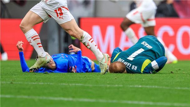 Leipzig-Torwart Gulacsi aus Krankenhaus entlassen Peter Gulacsi (r) und David Zec gehen nach dem Zusammenprall zu Boden.