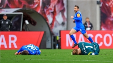 Peter Gulacsi (r) und David Zec liegen benommen am Boden.