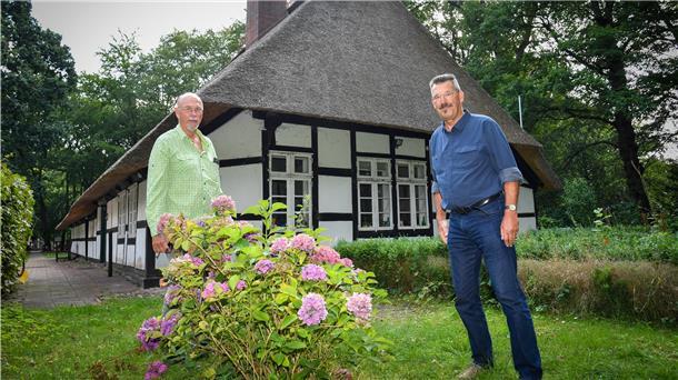 Peter Hebel (links) und Werner Brischke vom Bauernhausverein haben gerade große Sorgen.
