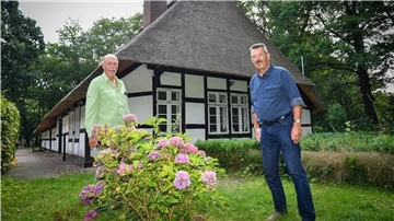 Peter Hebel (links) und Werner Brischke vom Bauernhausverein haben gerade große Sorgen.