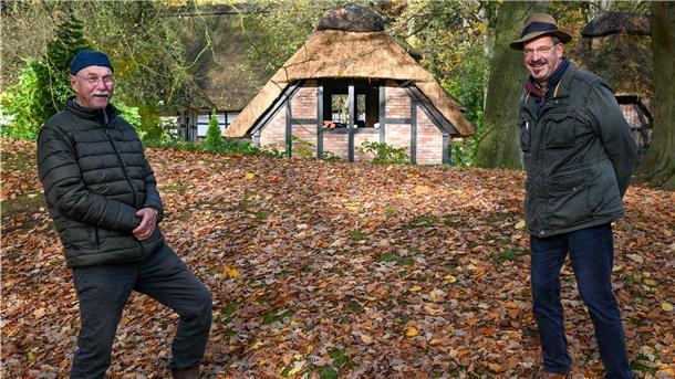 Peter Hebel (links) und Werner Brischke vom Vorstand des Bauernhausvereins Lehe sind heilfroh, dass der Wiederaufbau der abgebrannten Moorkate in Kürze wieder die Geesthofanlage in Speckenbüttel komplettiert.