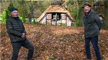 Peter Hebel (links) und Werner Brischke vom Vorstand des Bauernhausvereins Lehe sind heilfroh, dass der Wiederaufbau der abgebrannten Moorkate in Kürze wieder die Geesthofanlage in Speckenbüttel komplettiert.