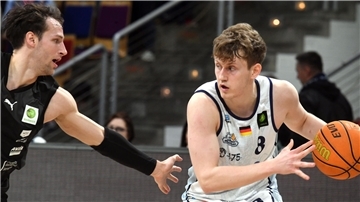 Ein Basketballer schirmt den Ball vor einem Gegenspieler ab. Es ist Peter Hemschemeier von den Eisbären Bremerhaven.