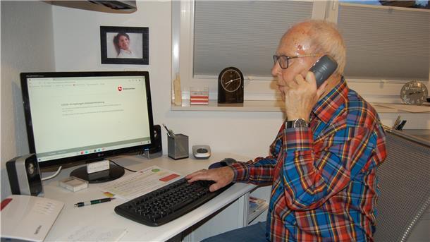 Peter Heß aus Hagen versucht, über die Impfhotline und das Onlineportal des Landes Niedersachsen einen Impftermin zu vereinbaren.