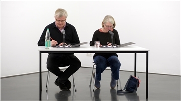 Peter Klett und Britta Mühlbach lesen abwechselnd Jahreszahlen in englischer Sprache vor. Die Lesung gehört zum Projekt „One Million Years“ des japanischen Konzeptkünstlers On Kawara.