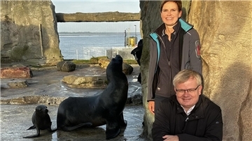 Peter Klett, Vorstandsvorsitzender der Weser-Elbe Sparkasse, und Zoodirektorin Dr. Heike Kück mit den beiden Seelöwen Babbie und Fina.