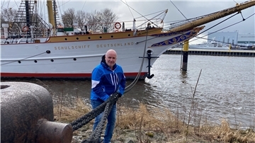 Peter Nowack hat alle Register gezogen, um die „Schulschiff Deutschland“ in Vegesack zu halten. Aber jetzt lässt er enttäuscht von der Bremer Politik die Leinen los. Auch auf eine Klage will er verzichten.