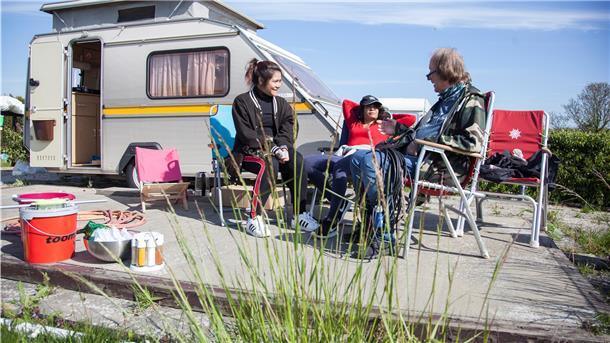 Peter Scharlau aus Bremen freut sich, dass er seinen Camper endlich wieder in Rechtenfleth aufstellen darf. Bevor es an den großen Frühjahrsputz geht, ist Zeit für ein Schwätzchen mit Namwan (links) und Pan.