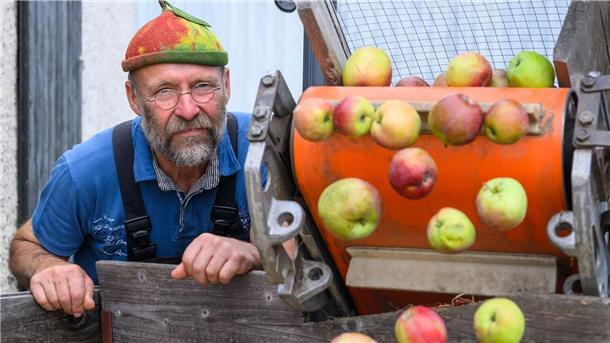 Peter Skottki betreibt eine Mosterei. Er macht also Säfte aus Obst.