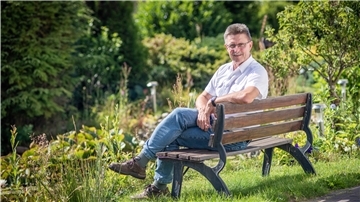 Peter Skusa, hier im heimischen Garten in Leherheide, wird neuer ehrenamtlicher Stadtrat im Magistrat. Der CDU-Politiker übernimmt den Posten von Michael Teiser.