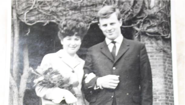 Peter und Hiltrud Ludowig vor 60 Jahren nach ihrer standesamtlichen Trauung.