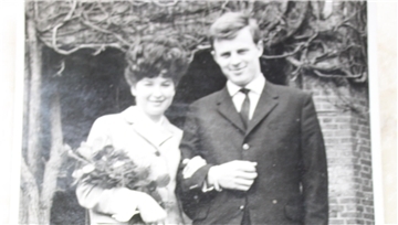 Peter und Hiltrud Ludowig vor 60 Jahren nach ihrer standesamtlichen Trauung.