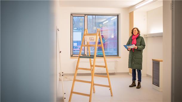  Petra Depner hat den Ausbau der neuen Kinderklinik im Blick, sie zeigt eines der Patientenzimmer. 