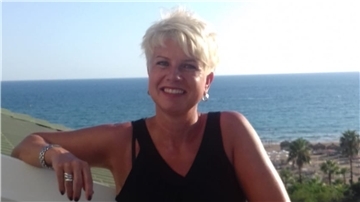 Petra Fischer-Gerbig aus Nordholz arbeitet in einem Discounter im Cuxland. Auch nervige Kunden können ihrer guten Laune nichts anhaben.