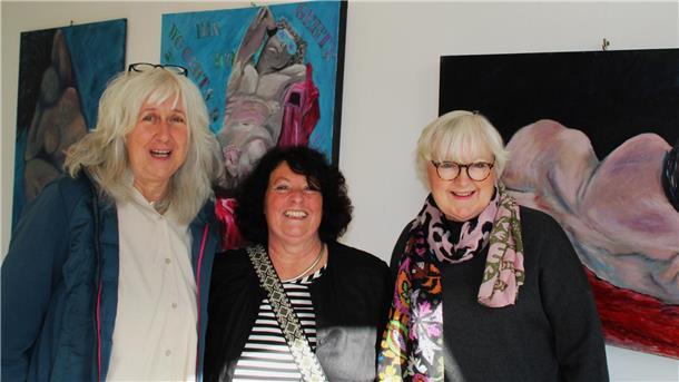Die Künstlerinnengruppe "Eigenart" mit Petra Hebestreit, Silvia Reinhardt und Anke Steckmann vor ihren großformatigen Werken in der Ausstellung „Menschenleben – Menschen leben – Menschen eben“.