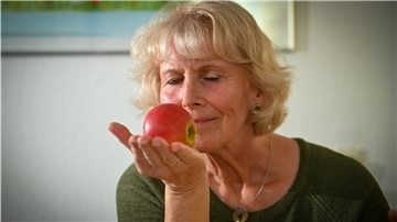 Petra Hencken ist Ernährungstherapeutin. Um den Herbstblues zu bekämpfen, rät sie, die Ernährung umzustellen. Zu einer vernünftigen Versorgung gehören unter anderem ein bis zwei Portionen Obst am Tag sowie drei Portionen Gemüse.