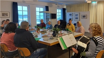 Petra Preisler (rechts) spielte auf dem Akkordeon weihnachtliche Lieder und trug so zum Gelingen des gemütlichen Nachmittags bei.