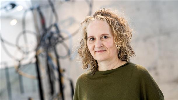 Petra Stegmann, Leiterin der Kunsthalle Wilhelmshaven, steht im Ausstellungsraum der Kunsthalle.