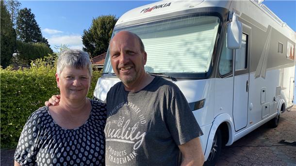 Petra und Holger Flüchter haben ihr Eigenheim gegen ein Wohnmobil eingetauscht. Die Entscheidung haben sie noch keinen Tag bereut.