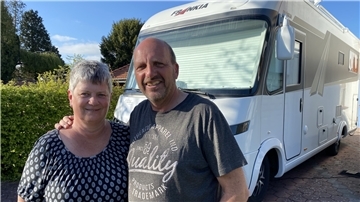 Petra und Holger Flüchter haben ihr Eigenheim gegen ein Wohnmobil eingetauscht. Die Entscheidung haben sie noch keinen Tag bereut.