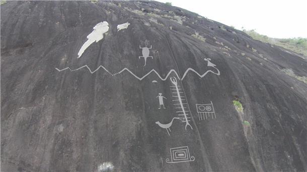 Petroglyphen sind in einen Fels graviert.