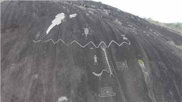 Petroglyphen sind in einen Fels graviert.