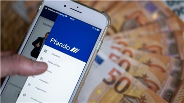 Pfando hat ein besonderes Geschäftsmodell: Kunden in Geldnot bekommen für ihr Auto Bargeld und können es trotzdem noch eine Weile weiterfahren.