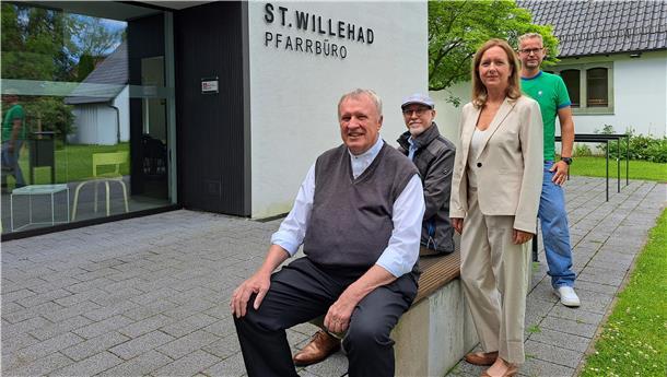 Bild von (von links) Pfarrer Karl Jasbinschek, Tom Schmitz (Vorsitzender des Pfarreirats der St.-Willehad-Gemeinde), Christiane Hellmann-Spannhoff (stellvertretende Vorssitzende des Kirchenausschusses der Gemeinde), und Diakon Christoph Richter.