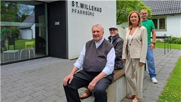 Bild von (von links) Pfarrer Karl Jasbinschek, Tom Schmitz (Vorsitzender des Pfarreirats der St.-Willehad-Gemeinde), Christiane Hellmann-Spannhoff (stellvertretende Vorssitzende des Kirchenausschusses der Gemeinde), und Diakon Christoph Richter.
