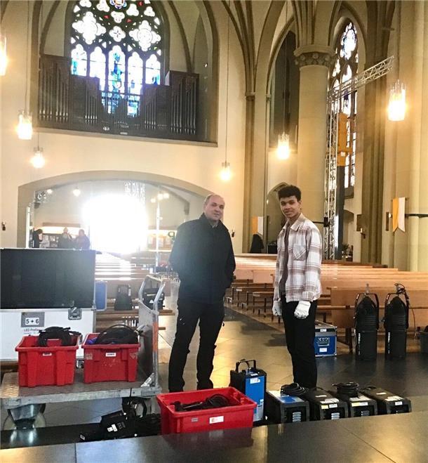Höllisches Chaos im Gotteshaus: Katholische Kirche Bremerhaven kommt live im ZDF Pfarrer Marcus Scheiermann und John Lehmann (17) aus der Truppe der ehrenamtlich mit anpackenden Jugendlichen im Aufbau-Gewusel in der Herz.-Jesu-Kirche BRemerhaven-Geestemünde.